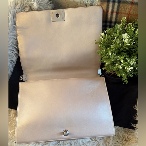 🩷Stunning Chanel Boy Bag Maxi. Original condition.🩷Rare shimmering pearl color - Picture 7 of 17